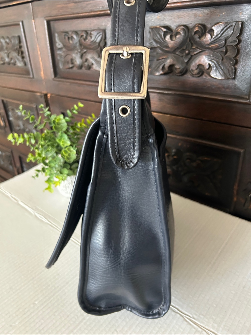 Beautiful Black Leather Messenger Crossbody Bag - Picture 4 of 11